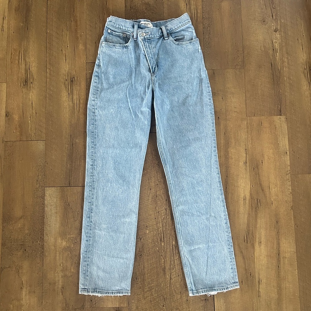 Abercrombie 90s Straight High Rise Crossover Waist Jeans Light Wash Raw Hem 27 - Picture 1 of 13